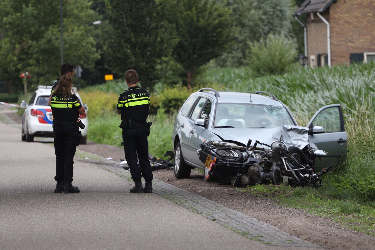 Hoolstraat in Veghel tijdelijk afgesloten na ernstige aanrijding tussen motor en auto...