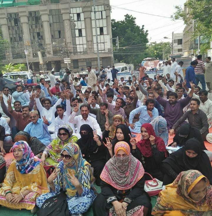 KhalilGabol2's tweet photo. #VACANT
#پوسٽن تي ڀرتي ڪيل ادر ڪيڊر استادن کي پگهارون جاري نه ٿيون.
 جڏهن ته ادر ڪيڊر جون سوين جايون خالي هجڻ باجود به استاد پگهارن لاء در در جا ڌڪا کائڻ تي مجبور بڻيل آهن, استادن عيد کان پوء جلد هڪ ڀيرو ٻيهر ڪراچي جي روڊن تي اچڻ جو فيصلو ڪري ورتو آهي.
#SLT #TEACHERS #SINDH2012 https://t.co/QoIYK8PlvC