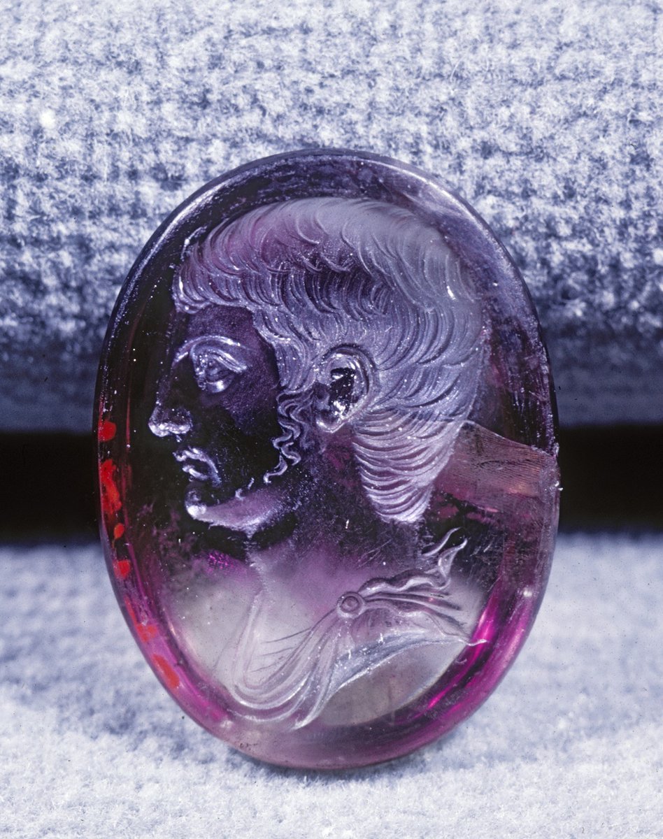 ghostofhellas's tweet photo. Glass intaglio of a member of the Julio-Claudian imperial family.  Artist unknown; 1st or 2nd cent. CE.  Now in the Walters Art Museum, Baltimore. https://t.co/32ydpZNRPA