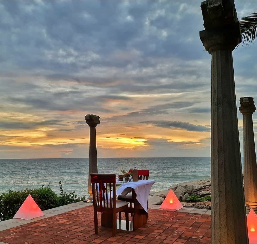 NiraamayaLife's tweet photo. Celebrate remarkable evenings with your special someone at our retreats. Niraamaya’s #DiningByDesign is for those who are longing to experience an intimate candlelit dinner by the beach, a romantic barbecue by the bonfire, or enjoy an incredible setting at our gorgeous locations. https://t.co/sJieTYJvk5