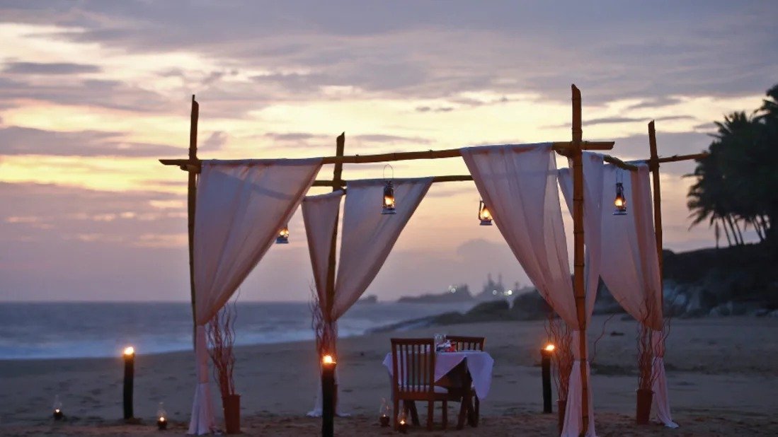 NiraamayaLife's tweet photo. Celebrate remarkable evenings with your special someone at our retreats. Niraamaya’s #DiningByDesign is for those who are longing to experience an intimate candlelit dinner by the beach, a romantic barbecue by the bonfire, or enjoy an incredible setting at our gorgeous locations. https://t.co/sJieTYJvk5
