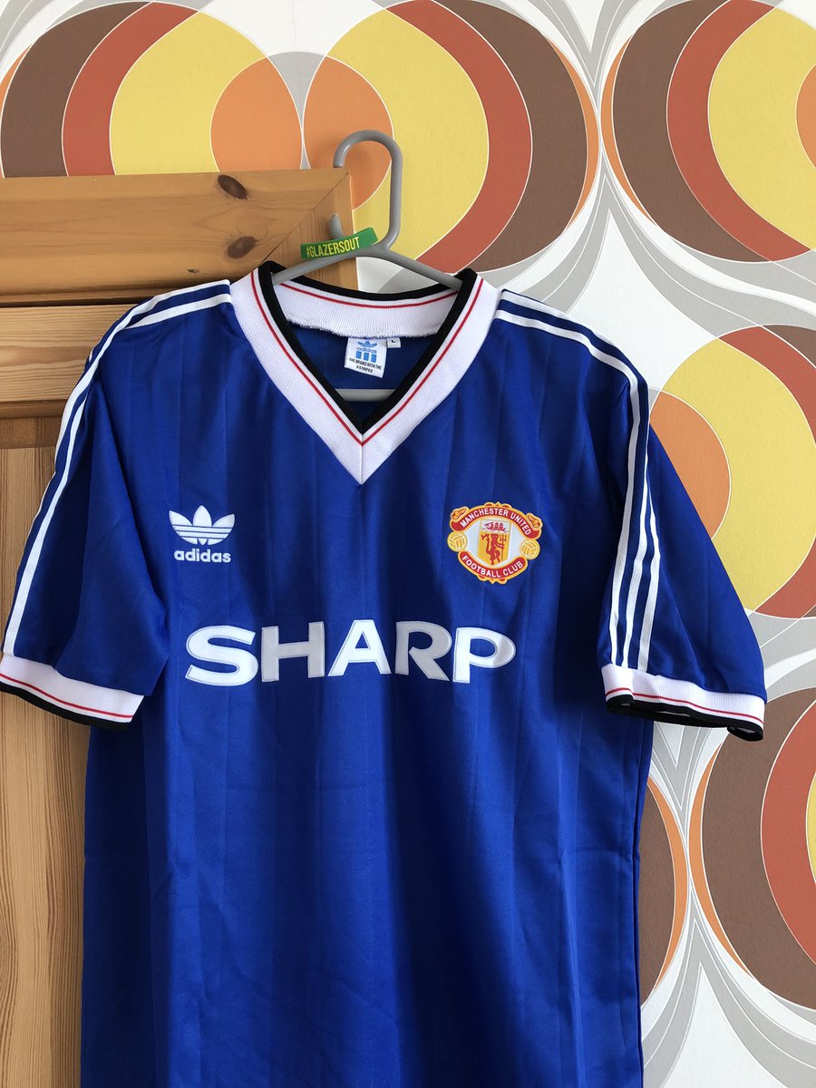 Daz_Hulme's tweet photo. @GOJerseyShop This bad boy turned up today. Super quality and a real nice shirt. Great communication and a pleasure to deal with. Get ordering. You won’t be disappointed! 
#United #notironed 🟢🟡 / 🔴⚪️⚫️ https://t.co/RkzkheExs9