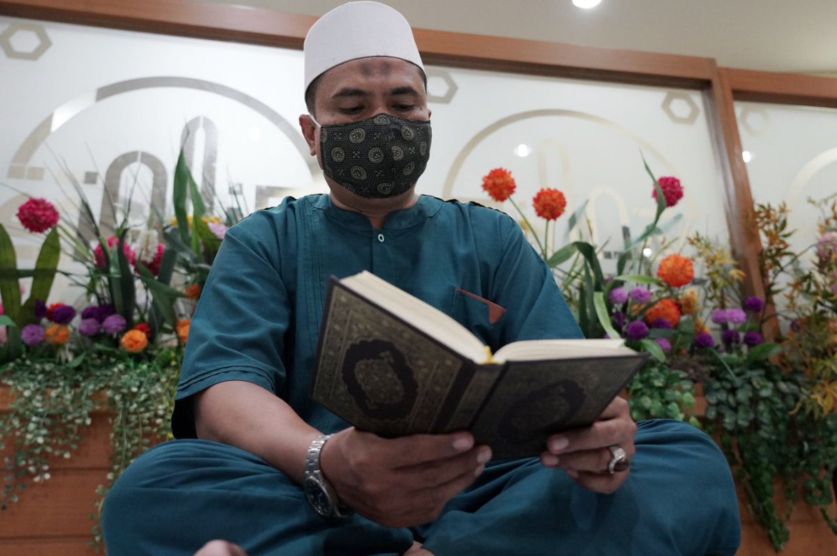 PKSejahtera's tweet photo. Tahlil dan doa untuk alm. KH. Hilmi Aminuddin di DPP PKS diawali dengan pembacaan surat Yasin yang dipimpin oleh Ust. Ibnu Jarir, Lc. 

Live Streaming :
Youtube https://t.co/cHnLdNhGB3

Facebook 
https://t.co/DFvuiBMpEI https://t.co/Nl3yOB7HIL