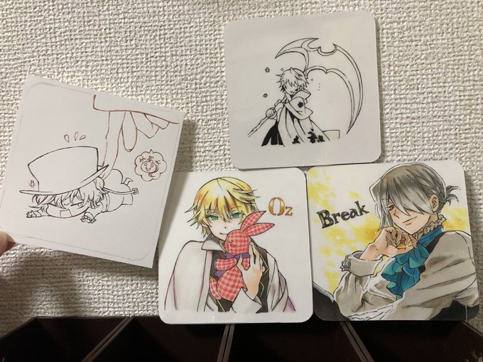 パンヴァニカフェ行った時にゲットしたコースターの裏を悲惨なことにしちゃったのでPandoraHeartsの模写したのをペタリ。
左のギルはあと色塗り?
悲惨なことになってる残りのコースターはヴァニタス、また空いた時間に気合い入れて描くぞ～((✍))

 #模写 