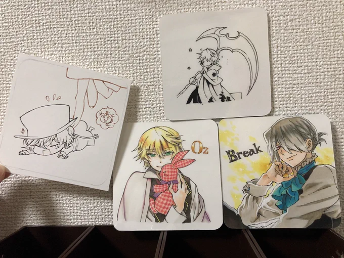 パンヴァニカフェ行った時にゲットしたコースターの裏を悲惨なことにしちゃったのでPandoraHeartsの模写したのをペタリ。
左のギルはあと色塗り?
悲惨なことになってる残りのコースターはヴァニタス、また空いた時間に気合い入れて描くぞ～((✍))

 #模写 