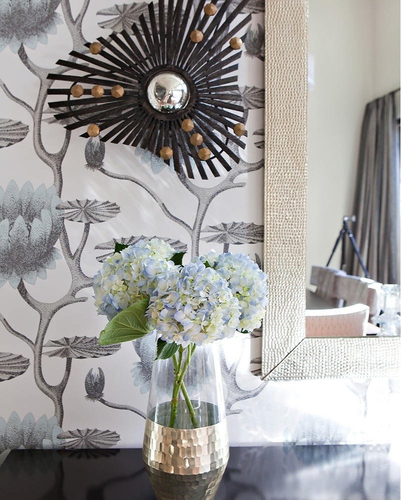 Kathdipaolo's tweet photo. Love this dining room moment with the fun sconce, Cole and Sons wallpaper and the hand hammered mirror I schlepped back from Morocco💙I love bringing the hand made into a design!
Design: @kathdipaolo
Photo: @trinagrin
#interiorinspo #designinspo #interiorstyling #Homewa https://t.co/Ym7v5p8HQq