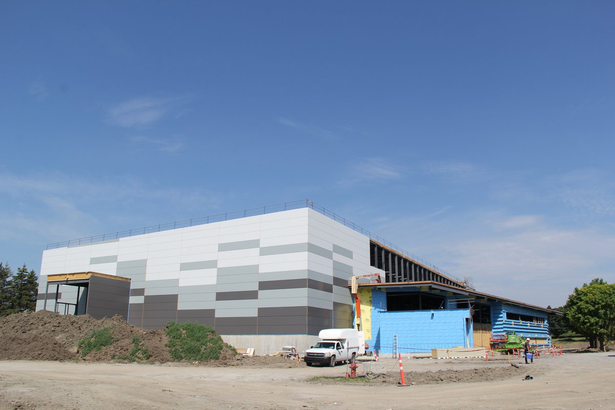 LA CONSTRUCTION AVANCE 🏗⚽️ Malgré la pandémie, les travaux du nouveau complexe sportif ont repris déjà depuis quelques semaines et l'impressionnante structure évolue rapidement! 😀 Ici, c'est la façade visible de la rue Sainte-Anne. #monCEB #lanaudiere <a href="/LaFEEP/">LaFEEP</a>