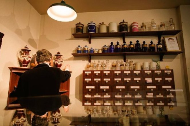 The joy of  @Twitter is that you can even follow historical pharmacists (or apothecaries in this case). @ApothecaryTrevis based  @GMMedicalMuseum