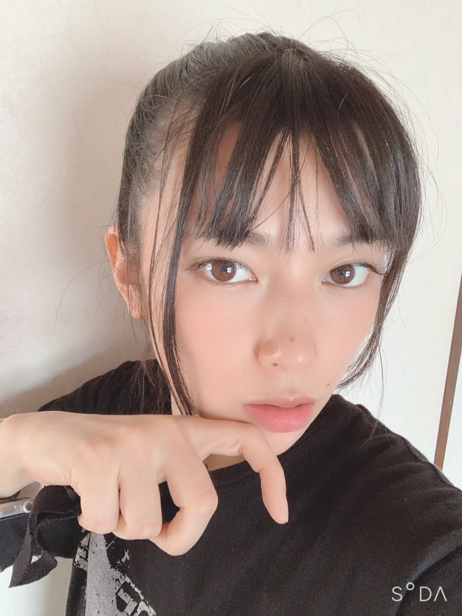 春野恵 本日の春野 朝髪縛るだけで汗かくって どゆこと 毎日前髪ぺったりなんよ ふわふわ前髪にする方法はこの世界にないのか 春野恵