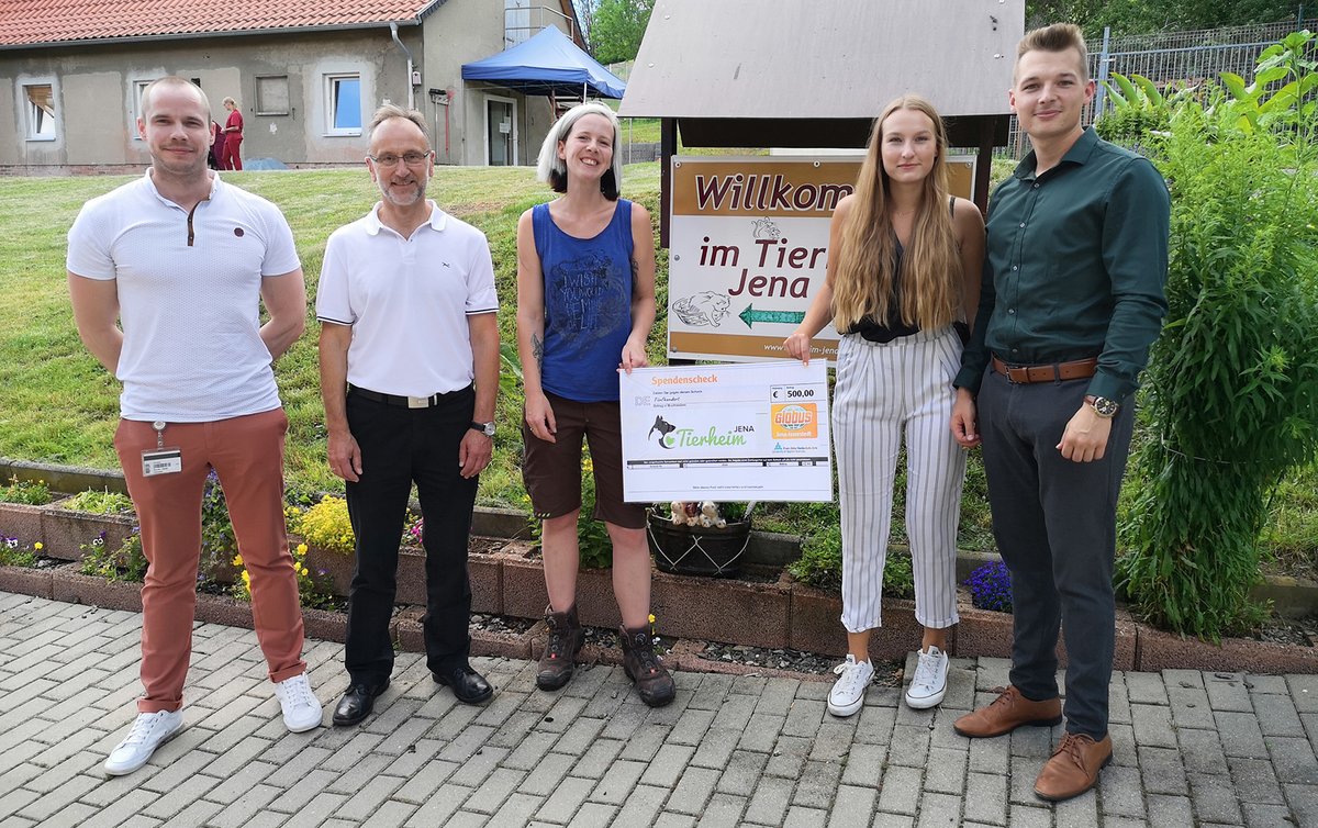 EAHJena's tweet photo. Studierende der #EAHJena spenden Projektprämie: Eine sechsköpfige studentische Projektgruppe der #EAHJena stellte ihr Handlungskonzept für Azubis erfolgreich der Firma @GLOBUS #Isserstedt vor. Die Prämie von 500€ spendete die Gruppe an das TierheimJena. https://t.co/n7QaC0Dz5Q https://t.co/nyPRtKF08s