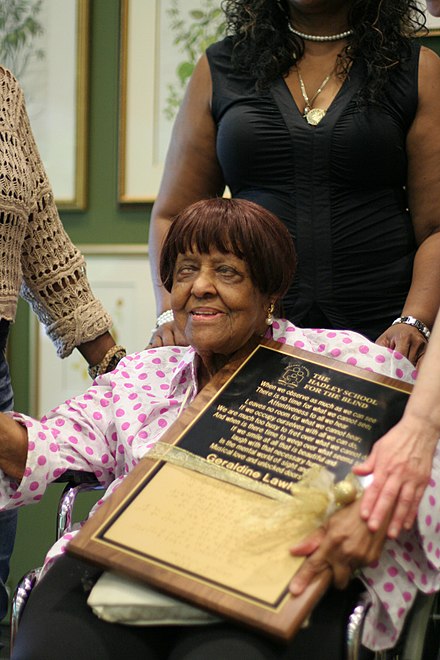 Geraldine Jerrie Lawhorn She was a figure of the American Deaf-Blind community, performer, actor, pianist and instructor at the Hadley Institute for the Blind and Visually Impaired. At 67, she became the first Deaf-Blind African American to earn a college degree in the USA.