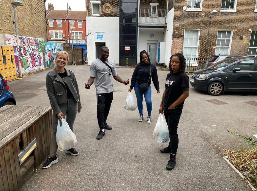 Great partnership working between the police and @haringeyyouth supporting families with food parcels during these challenging times. 

Thank you for all you do. #WorkingTogether