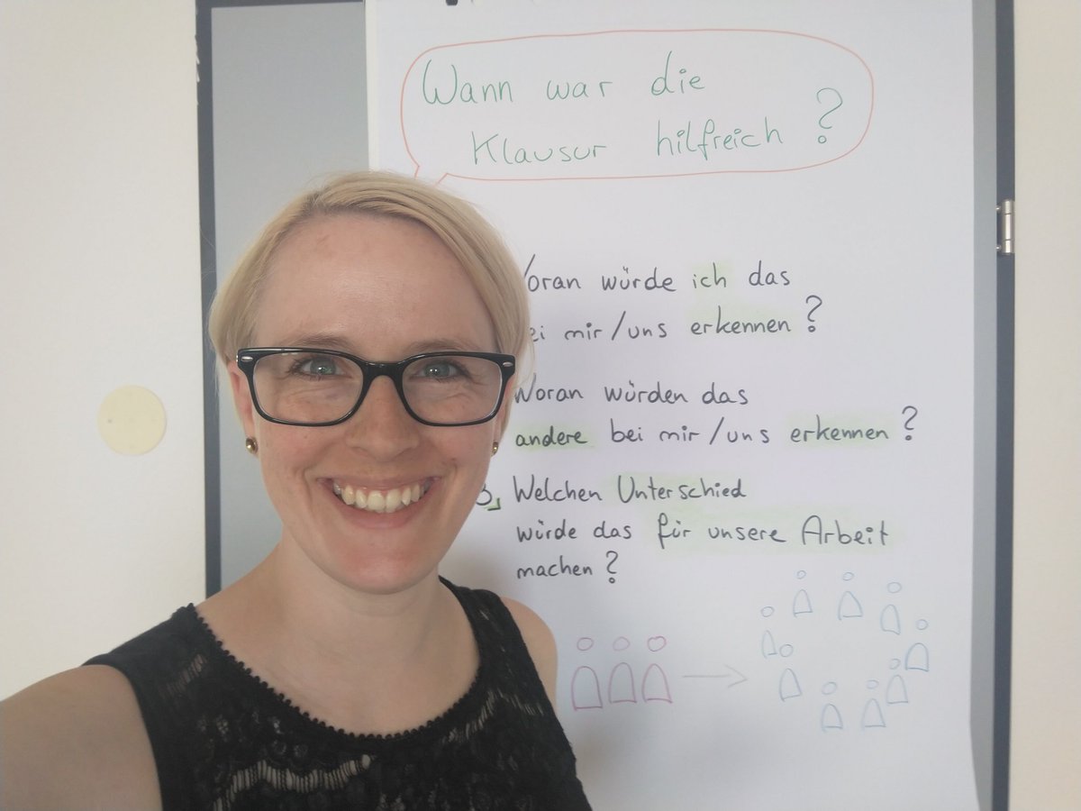 VeronikaJakl's tweet image. Bin im Büro und bereite eine Klausur vor. So richtig offline mit Flipchart #aufregend #OldNewNormal
