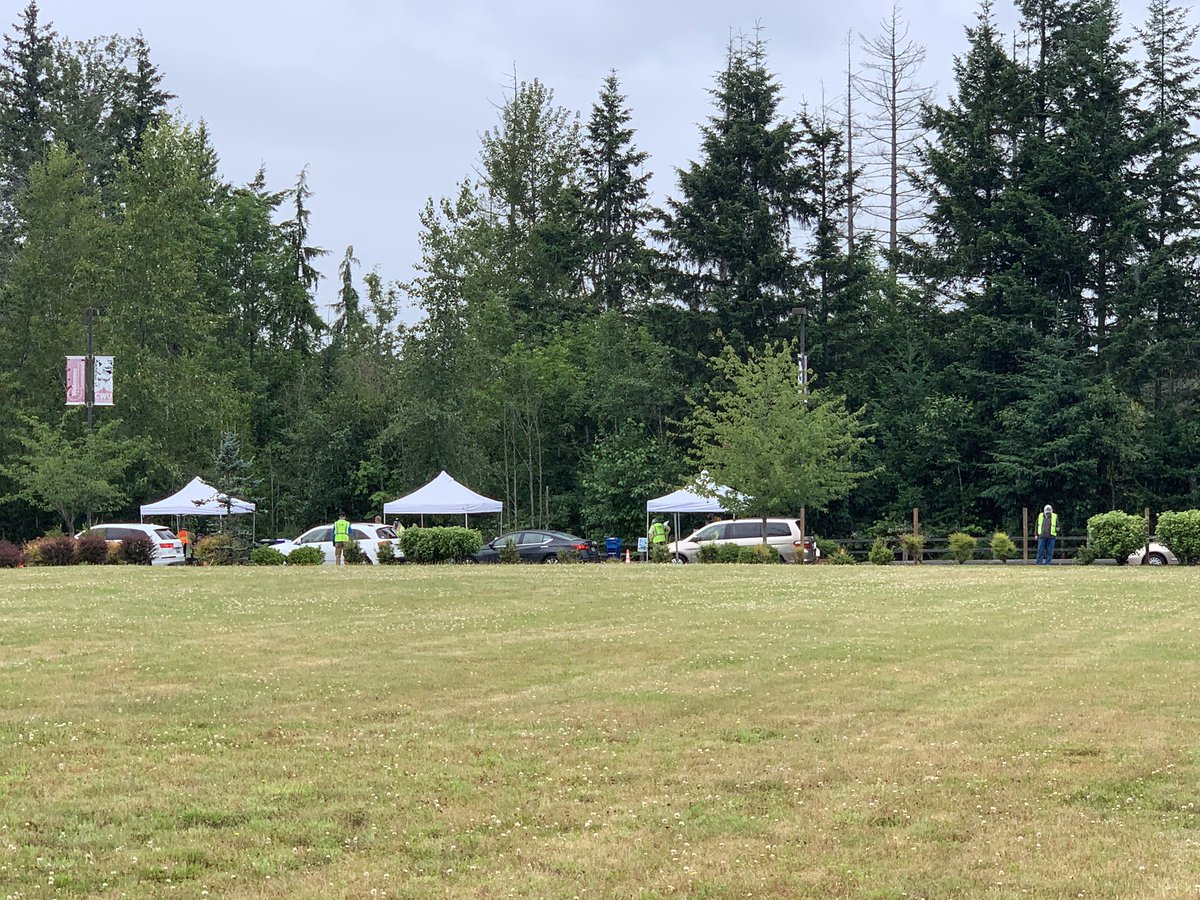 #Sammamish distributed over 10,500 free #masks 😷 to residents yesterday over 4 hours. Thank you to all the volunteers who worked at the event. #MaskUpWA