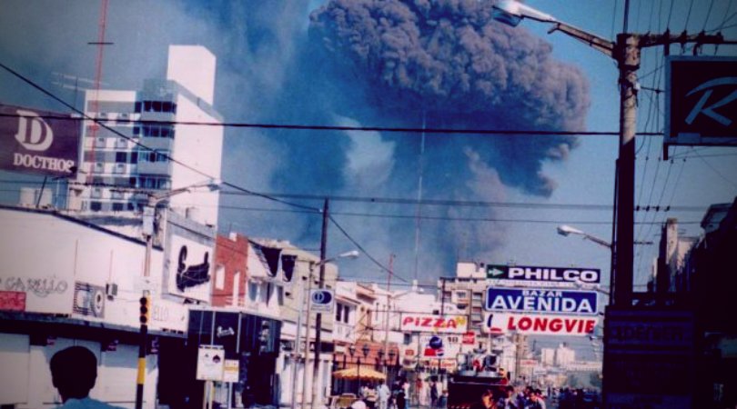 Carlos Menem en 1995 hizo explotar la fabrica militar de Rio Tercero  para encubrir el trafico ilegal de armas, 
Yo era niño pero nunca olvidaré despertarme con el ruido de bombas y de las aberturas y los vidrios rompiendose.
La causa sigue paralizada, nunca se hizo justicia.