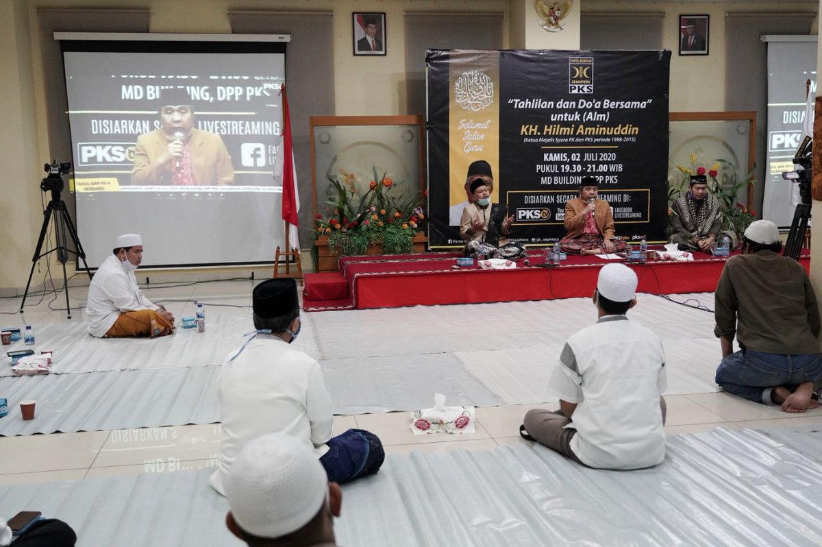 PKSejahtera's tweet photo. Tahlil dan doa dipimpin oleh KH. DR. Muslih Abdul Karim, MA 

Live Streaming "Tahlilan dan Doa Bersama untuk Alm. KH. Hilmi Aminuddin" :

Youtube https://t.co/cHnLdNhGB3

Facebook 
https://t.co/DFvuiBMpEI https://t.co/2ev0alWw5U