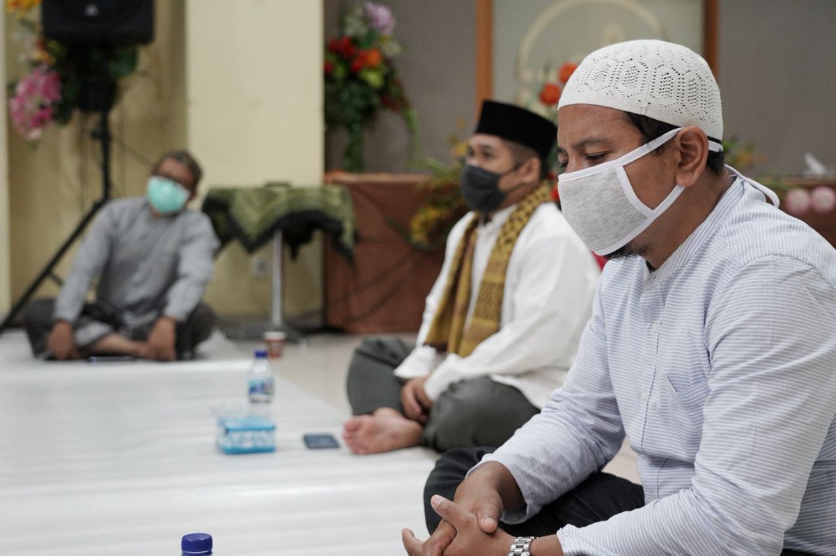 Tahlil dan doa dipimpin oleh KH. DR. Muslih Abdul Karim, MA 

Live Streaming "Tahlilan dan Doa Bersama untuk Alm. KH. Hilmi Aminuddin" :

Youtube youtu.be/I2MWwxVSHcw

Facebook 
m.facebook.com/story.php?stor…