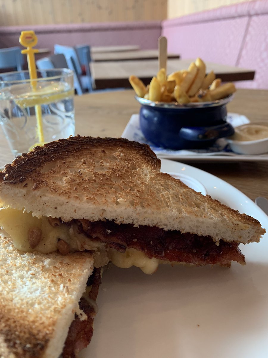 els2510smit's tweet photo. We kunnen weer de beste tosti’s in town eten 😊#onderdeplantanen https://t.co/MyckBv3UbG