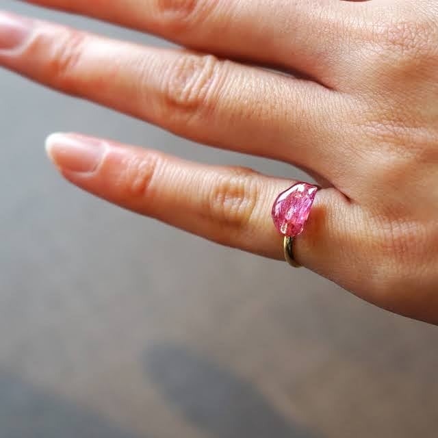 kaerudesign2019's tweet image. 花の命を身に着ける。

カエルデザイン with REHASのアップサイクルアクセサリーの新しいラインナップ。

フラワーロス、廃棄花をメインにアップサイクルしたアクセサリーの登場です。

写真はツツジのピンキーリング。