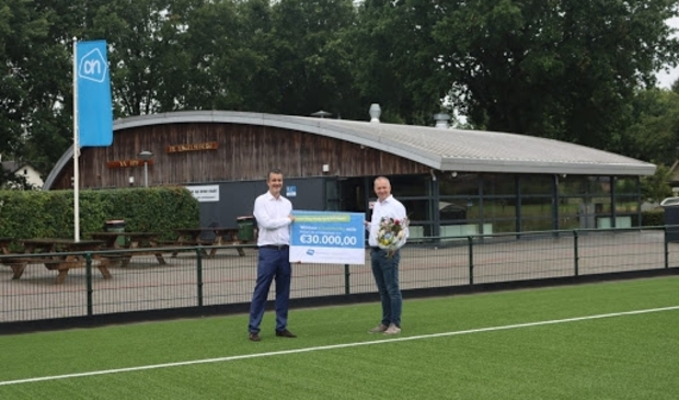 DeKaap's tweet photo. VV HDS wint #TeamHelden actie [LEERSUM] Voetbalvereniging HDS uit Leersum heeft woensdag 1 juli een bijzondere helden-actie gewonnen. Met deze actie werd er een een gloednieuwe lichtinstallatie ter waarde van dertigduizend euro voor de club gewonnen. https://t.co/kKs8Q7cfLR https://t.co/Y7tAk1aozw