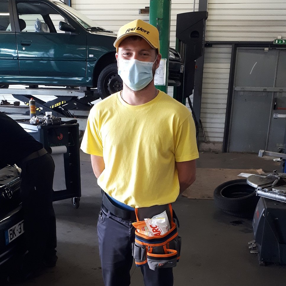 feuvert_fr's tweet photo. Les hommes #FeuVert en jaune, vous ne pouvez pas les rater 😜 ! Ils ont été spécifiquement formés pour assurer votre sécurité sanitaire. 
L'épidémie est contrôlée, mais le virus est toujours là, alors #RestonsPrudents 😷 https://t.co/85QwbydXMp