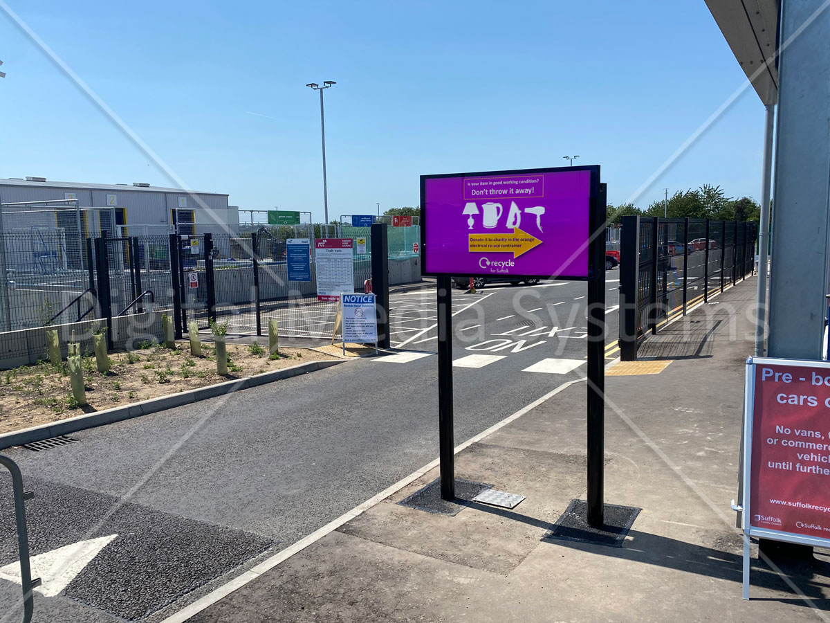 digitalmediasys's tweet photo. Our team have recently installed outdoor commercial displays at household recycling sites throughout the UK. Timely health &amp; safety information can be deployed centrally keeping the public notified of the latest information #COVIDー19 #COVID19 #recycling #wastemanagement #digital https://t.co/3xDuk8uadJ