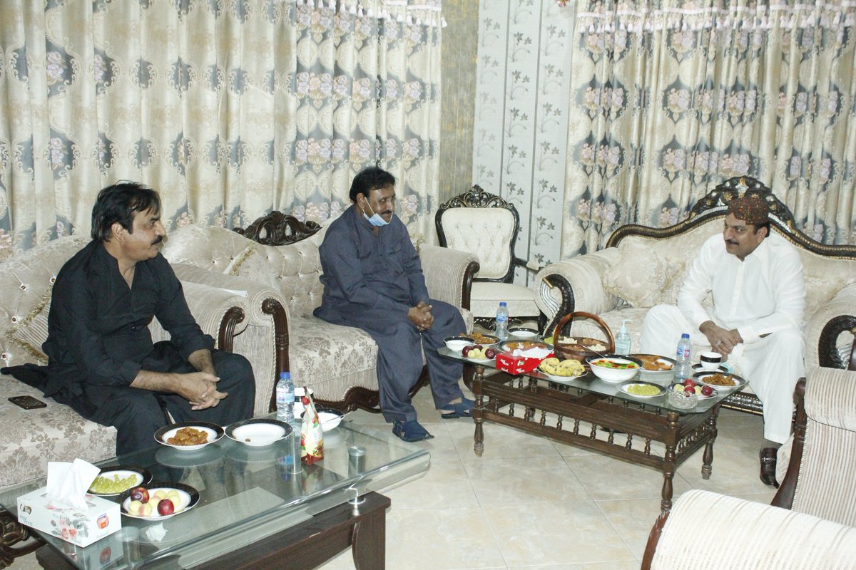 DrHaider_Samejo's tweet photo. عبدالباري خان پتافي صوبائي وزير لائيواسٽاڪ ۽ فشريز ڊيپارٽمنٽ سنڌ جي ٿرپارڪر آمد ضلع چيئرمين ھائوس مٺي ۾ ڊاڪٽر غلام حيدر سميجو چيئرمين ضلعي ڪائونسل ٿرپارڪر ۽ فقير شيرمحمد بلالاڻي ايم پي اي سان ملاقات.
@AbdulBariPitafi @drsamejo4 https://t.co/RrwavGIioR