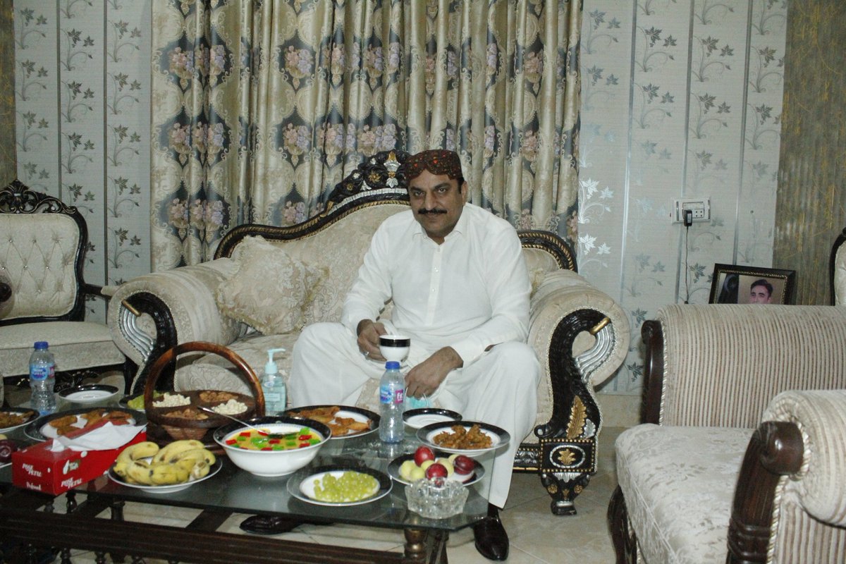 DrHaider_Samejo's tweet photo. عبدالباري خان پتافي صوبائي وزير لائيواسٽاڪ ۽ فشريز ڊيپارٽمنٽ سنڌ جي ٿرپارڪر آمد ضلع چيئرمين ھائوس مٺي ۾ ڊاڪٽر غلام حيدر سميجو چيئرمين ضلعي ڪائونسل ٿرپارڪر ۽ فقير شيرمحمد بلالاڻي ايم پي اي سان ملاقات.
@AbdulBariPitafi @drsamejo4 https://t.co/RrwavGIioR