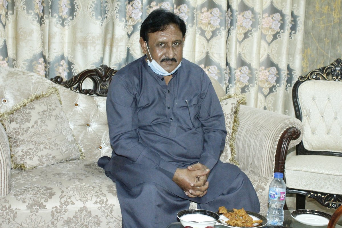 DrHaider_Samejo's tweet photo. عبدالباري خان پتافي صوبائي وزير لائيواسٽاڪ ۽ فشريز ڊيپارٽمنٽ سنڌ جي ٿرپارڪر آمد ضلع چيئرمين ھائوس مٺي ۾ ڊاڪٽر غلام حيدر سميجو چيئرمين ضلعي ڪائونسل ٿرپارڪر ۽ فقير شيرمحمد بلالاڻي ايم پي اي سان ملاقات.
@AbdulBariPitafi @drsamejo4 https://t.co/RrwavGIioR