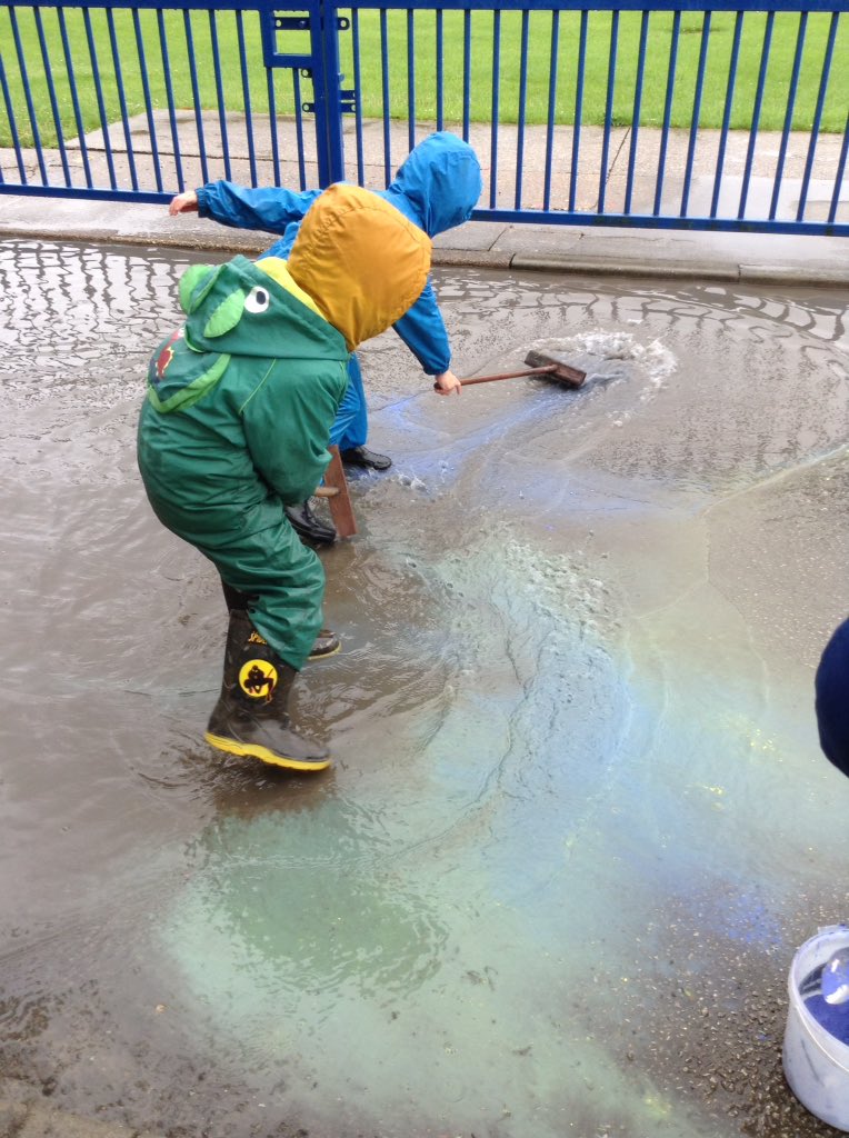 appletonprimary's tweet image. Large scale colour mixing and obligatory running, jumping and splashing made for fabulous rainy day fun #rainydays #puddlefun @HL_Hull
