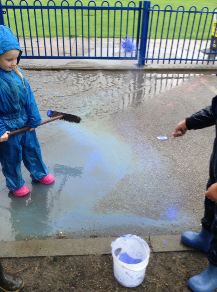 appletonprimary's tweet image. Large scale colour mixing and obligatory running, jumping and splashing made for fabulous rainy day fun #rainydays #puddlefun @HL_Hull