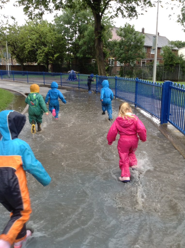 appletonprimary's tweet image. Large scale colour mixing and obligatory running, jumping and splashing made for fabulous rainy day fun #rainydays #puddlefun @HL_Hull