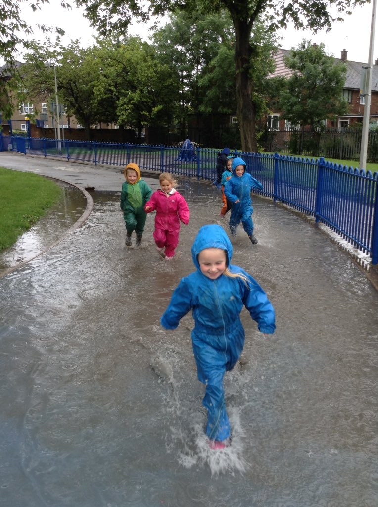 appletonprimary's tweet image. Large scale colour mixing and obligatory running, jumping and splashing made for fabulous rainy day fun #rainydays #puddlefun @HL_Hull