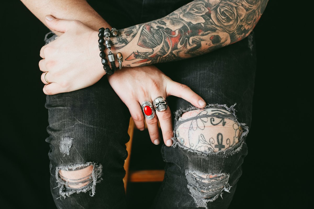 GoodGooHelps's tweet photo. Good Goo's Fresh Ink salve is #PlantBased + #NonToxic. Use it to keep your new #tattoo bright and to moisturize + nourish #inked skin. Get a tin today at https://t.co/LUPmQQ16pa and #FeelTheDifference #FullSpectrum #Hemp makes. #FindTheGood #NotAllHempIsCreatedEqual https://t.co/om2YEVy9rE