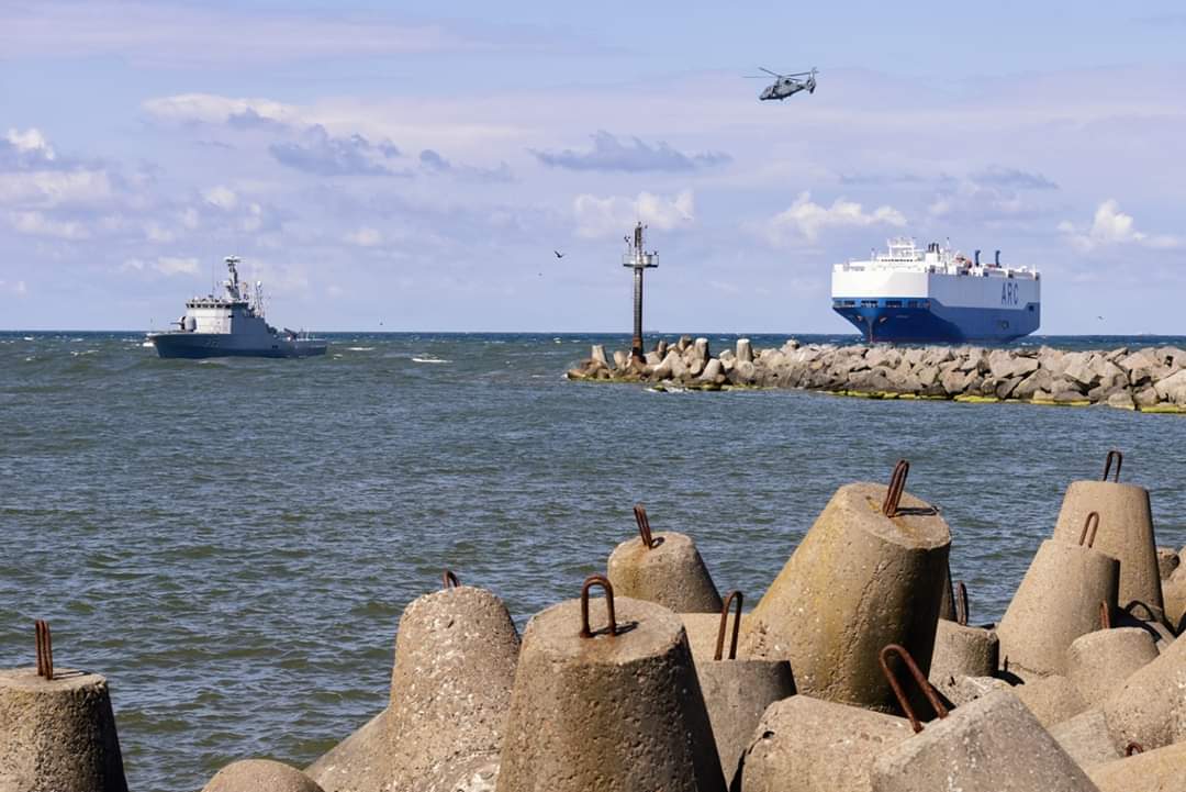 balt_security's tweet photo. .@ARCships M/V Honor arrived at the Port of Klaipėda, Lithuania 🇱🇹 to be loaded with equipment belonging to the 🇺🇸 1st Battalion, 9th Cavalry Regiment, @1stCav2bct, redeploying from Lithuania to its home station after mission completed in support of Operation #AtlanticResolve. https://t.co/r7q7oMdceM