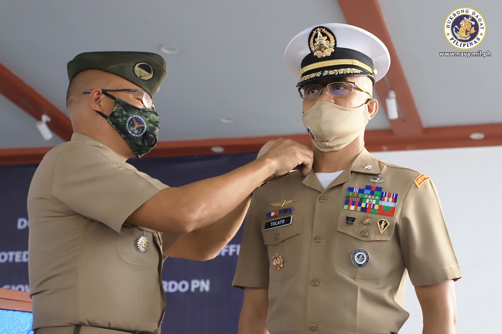 The Philippine Navy conducted a simple donning of ranks ceremony at its headquarters here today, July 2, for the three newly promoted flag/general officers.
Read the full story here: navy.mil.ph/pn_web_news.ph…