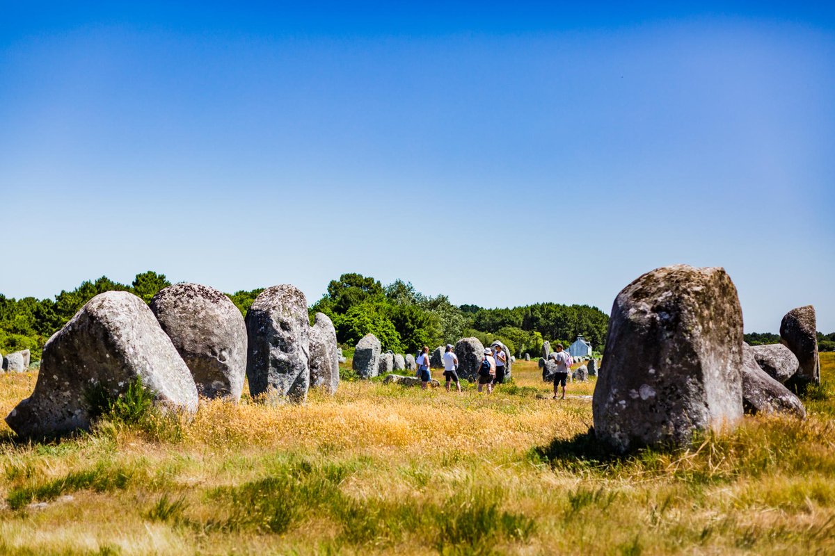 FlyttAgency's tweet photo. #FlyttStory : Découvrons #Carnac !
#Destination phare de la #Bretagne. Si la #randonnée et le littoral sont des activités importantes, c’est bien ses 3 000 menhirs qui ont fait sa réputation.
Le site #mégalithique est présent depuis plus de 6 000 ans !
#CetEteJeVisiteLaFrance https://t.co/l5FzvBP8mA