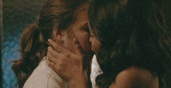 ┏┉┅━━━ ❋ ━━━┅┉┓
         
Dan ganas de subirte el volumen, poder memorizar cada gesto.

Quisiera preservar tu perfume y llevármelo puesto.

Me muero por beber de tus labios.