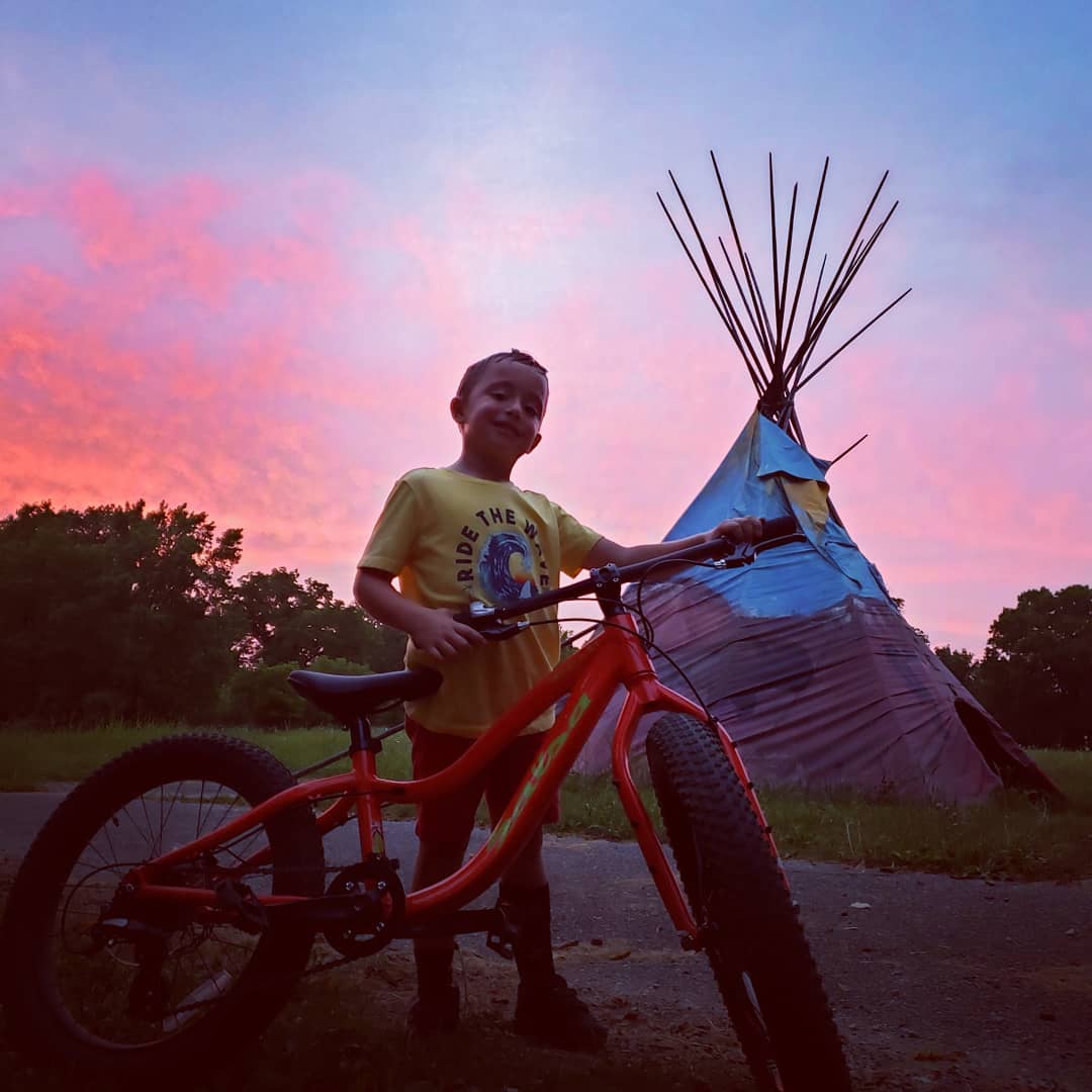 This young rider found his way to Coler Mountain Bike Preserve! Have you made it out to see this unique piece off the trail?
#visitbentonville #bikebentonville #oztrailsnwa #bentonvillear https://t.co/pNVQUizCKK