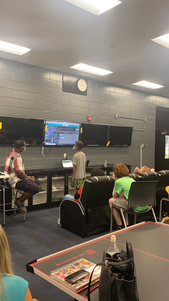 tbaslighmiddle's tweet photo. Minecraft = powerful learning. This group will ultimately create a Minecraft model of the school to be used to showcase Sligh. @HillsboroughSch @AddisonGDavis @TitusONeilWWE @MicrosoftEDU @BFFTampa @crisvegarivera @DanielWBaughII @McClainEducates @Theresa_SRuss23 https://t.co/FTTF4fo3YK