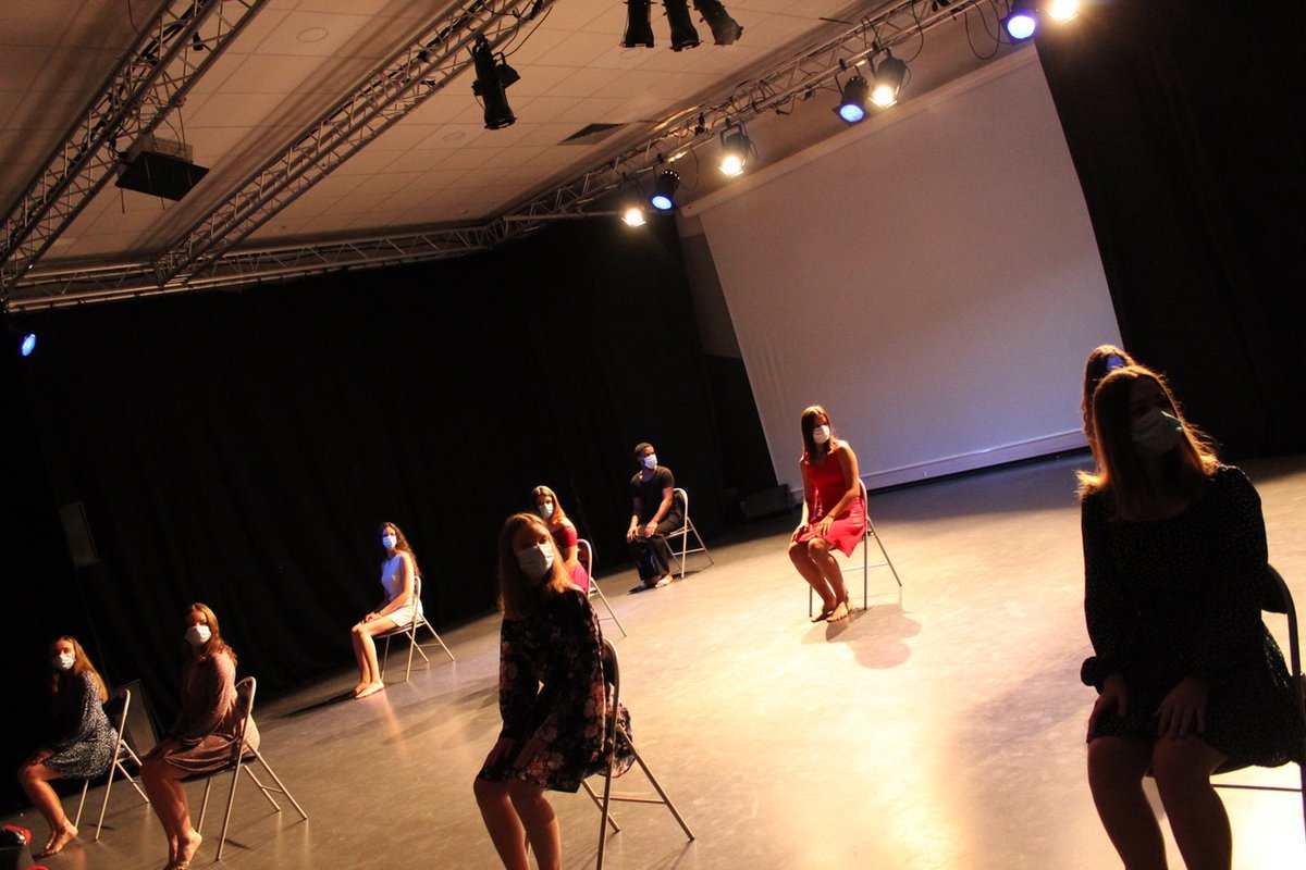 AcAmiens's tweet photo. Déconfi’danse au lycée J. de La Fontaine à Château-Thierry où les élèves option danse et leur professeur ont célébré cette fin de cycle avec un spectacle de danse contemporaine et une œuvre musicale créée par les élèves option musique et leur professeur. Aussi fort qu'émouvant ! https://t.co/ETvuqWjO4Z
