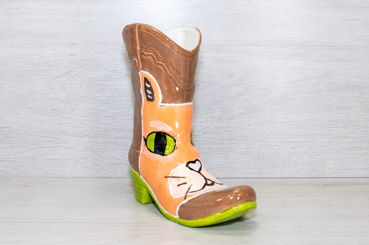 DallasFlexhaug's tweet image. Bidding is open!!! The #EmptyBoots2020 auction raising $$ for @CalgaryFoodBank. #FeedYYC Cat theme continues with “Puss n’ Boot” for me! Closes July 9th. Lots of good boots here: elevateauctions.com/bowls2020