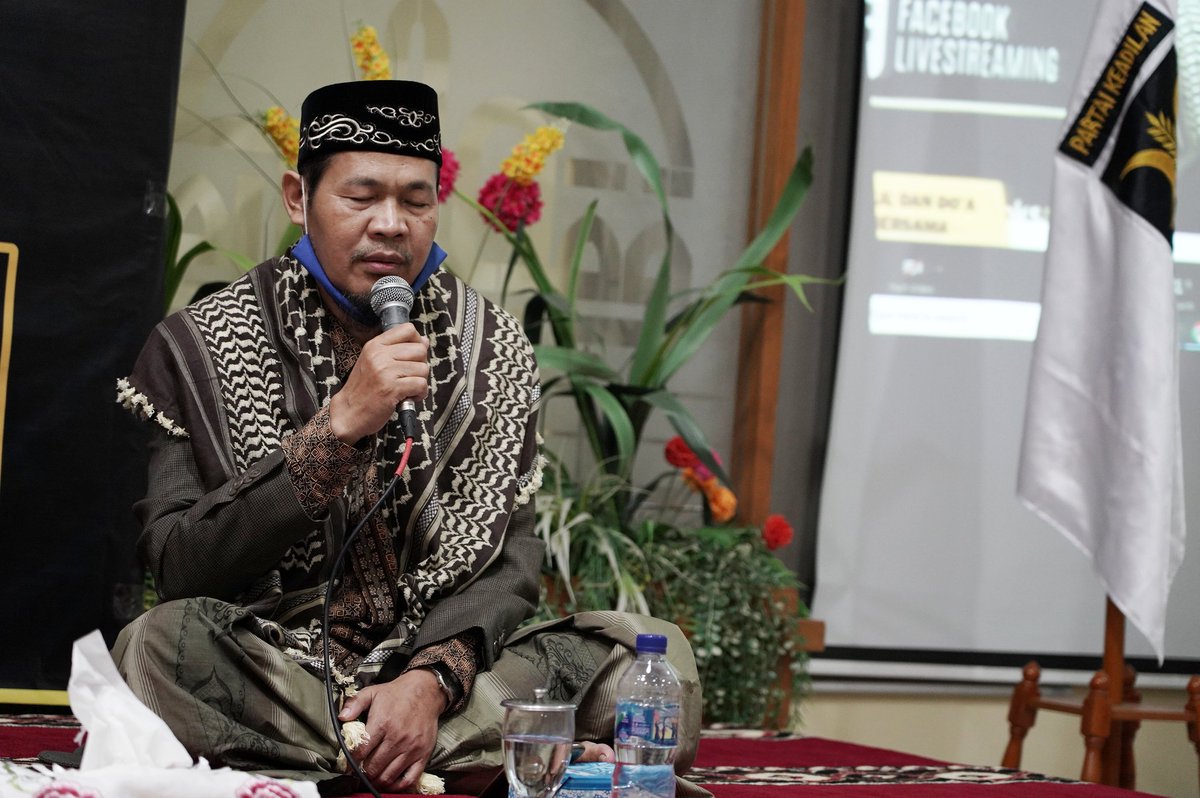 Pembacaan Surat Yasin yang dipimpin oleh ustd. Ibnu Jarir, Lc dalam acara Tahlilan dan Do'a  Bersama untuk Alm. KH. Hilmi Aminuddin", Jakarta (02/7/2020). 

<a href="/PKSejahtera/">DPP PKS</a> <a href="/hnurwahid/">Hidayat Nur Wahid</a>
<a href="/tifsembiring/">Tifatul Sembiring</a> <a href="/MardaniAliSera/">Mardani Ali Sera</a> 

#PKS #Yasin #tahlilan #HilmiAminuddin