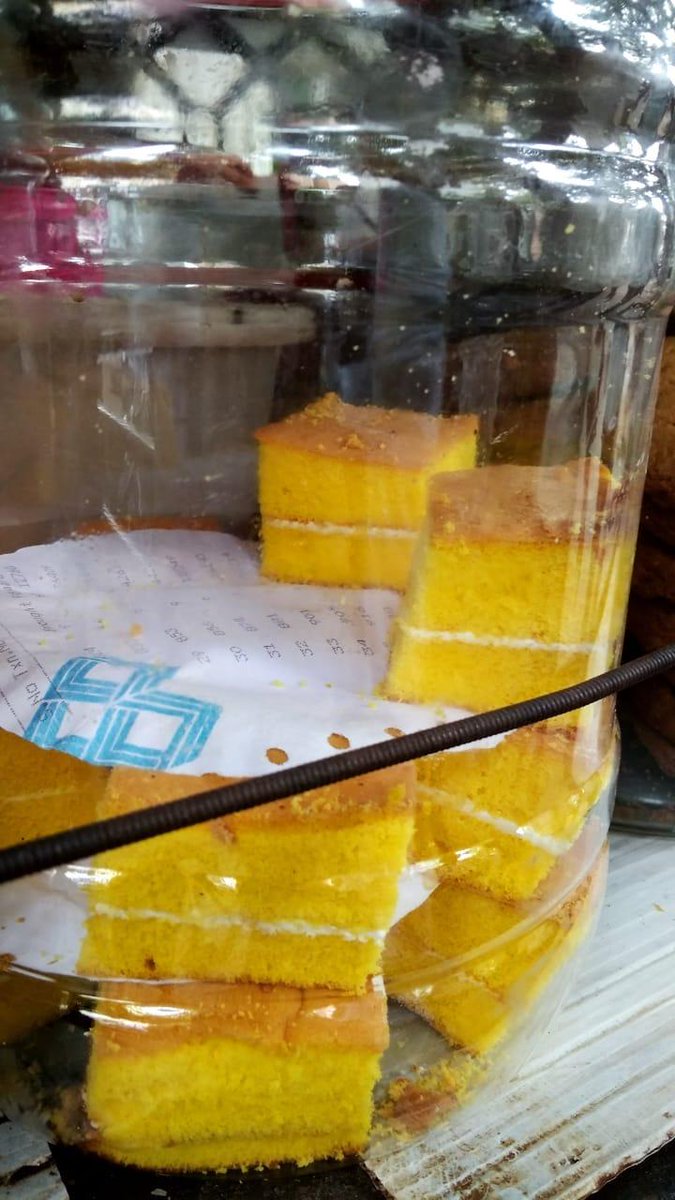 First, tea time. Find any of the million stalls peppered around Tirunelveli junction and get yourself a kattan chaya aka black tea. Growing up, I had only this topped with pottu kadalai or sevu.Have it with paruppu vadai, biscuit sandwich or cake sandwich, your choice!