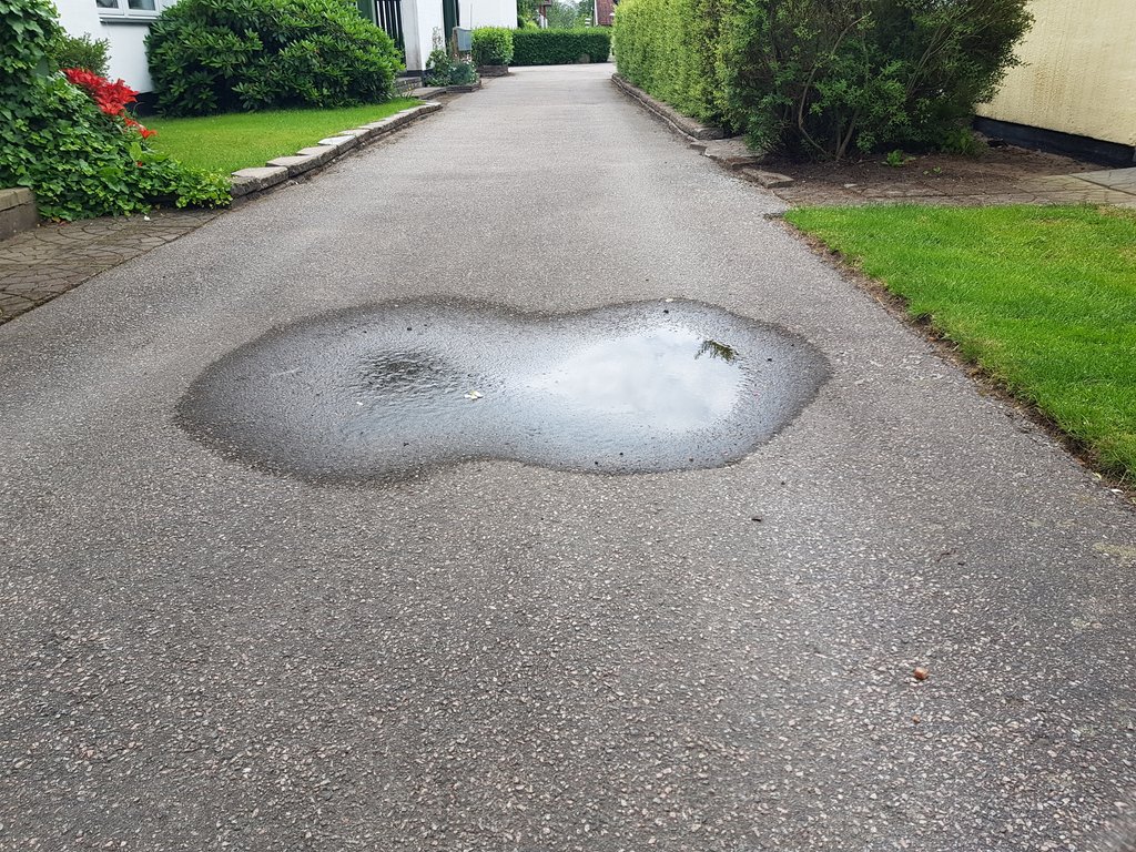 PierreMathisson's tweet photo. Segt när man äntligen bestämt sig för att ut och springa, men så har det blivit översvämning så man inte kommer förbi https://t.co/VxRS9wt8k2