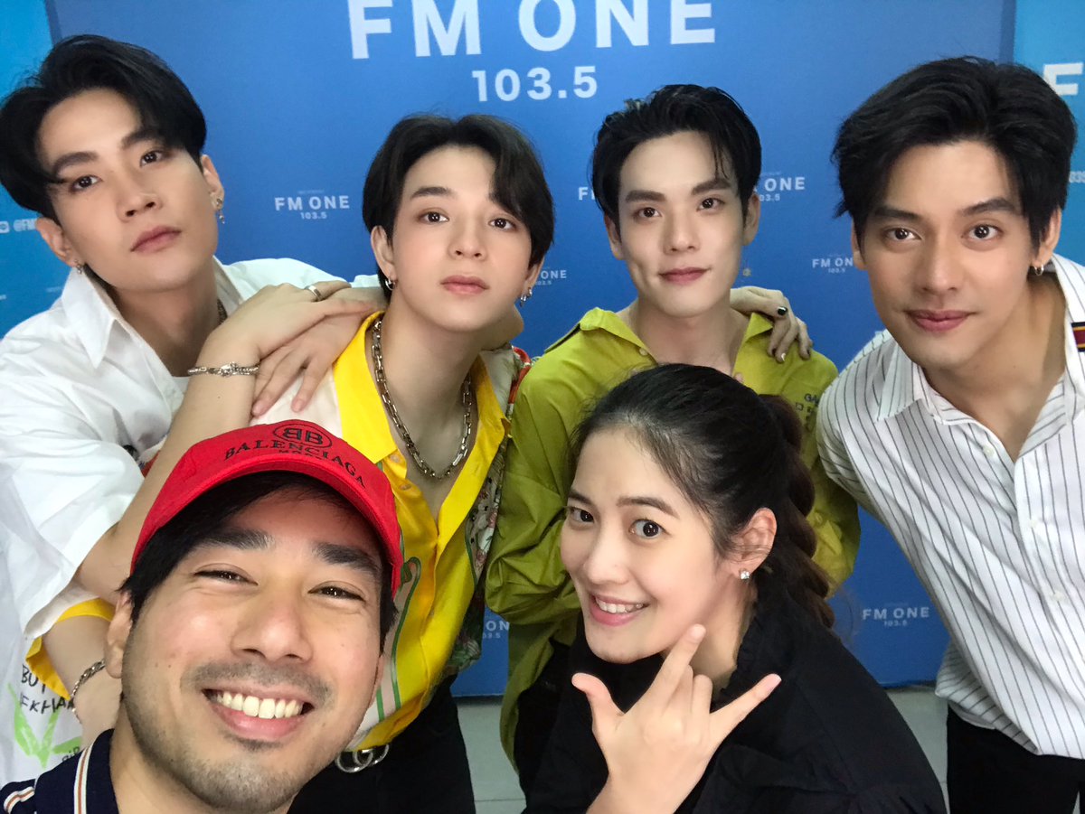 บ่ายวันนี้กับ #SBFIVE #ชายในฝัน #ดีเจต้องสุดสวย #ดีเจเทมส์สุดหนวด #บ่ายโมงถึงสี่โมงเย็น #fmone1035