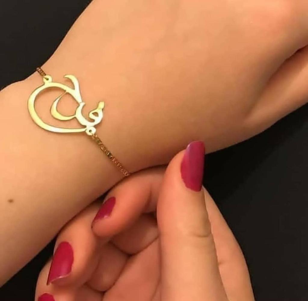 لاتتعلق بأحد كثيراً ..
فمهما كانت علاقتك به قوية
قد يأتي يوم ويجد بديلاً عنك
ويقل السؤال والاهتمام بك
وعند سؤالك له 
اما ان يعتذر لك بالظروف
أو يذكرك بزلاتك
ويضع اللوم عليك 
وربما لا يهتم 
لذا عش على مبدأ :
وجودهم لطيف وغيابهم لا يضر