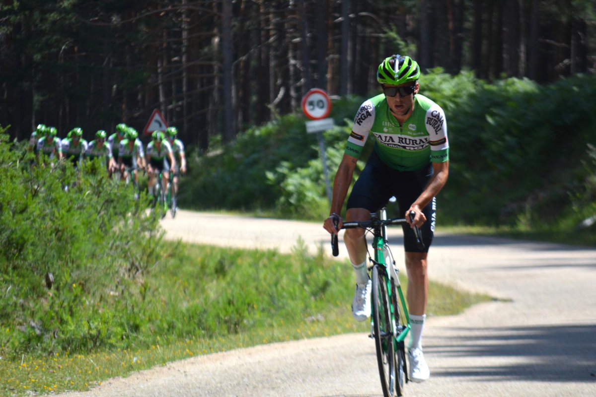 CajaRuralAragon's tweet photo. El próximo 23 de oct nuestro equipo @CajaRural_RGA 💚 recorrerá 🚴‍♂️ la etapa de @lavuelta entre #Garray (Soria) y #Ejea (Zaragoza)

Hoy los ciclistas han inspeccionado los 190 km estudiando la etapa y fotografiándose con parte del equipo @CajaRuralAragon en Ejea de los Caballeros https://t.co/scLikFq3ia