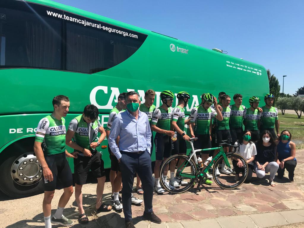 CajaRuralAragon's tweet photo. El próximo 23 de oct nuestro equipo @CajaRural_RGA 💚 recorrerá 🚴‍♂️ la etapa de @lavuelta entre #Garray (Soria) y #Ejea (Zaragoza)

Hoy los ciclistas han inspeccionado los 190 km estudiando la etapa y fotografiándose con parte del equipo @CajaRuralAragon en Ejea de los Caballeros https://t.co/scLikFq3ia
