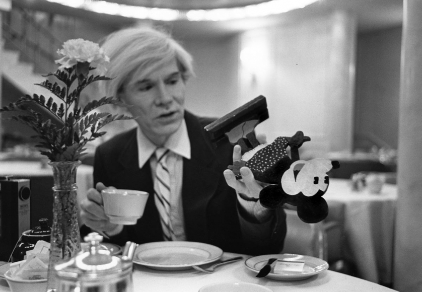 RevolverGallery's tweet photo. Andy Warhol with Minnie Mouse photographed by Robert Levin in 1981 // #Warhol #RevolverGallery #WarholRevisted #AndyWarhol #RobertLevin https://t.co/pMQS4QdoR5